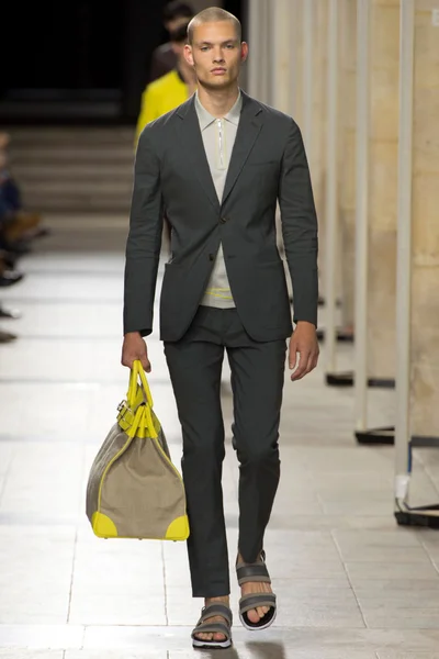 Look 10